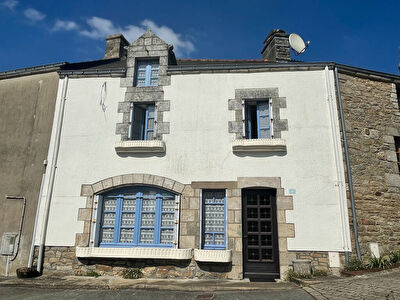 20 km de la mer, dans un bourg typiquement Breton , 3 chambres. 2 SDE, 3 WC, jardin, tres bon etat !