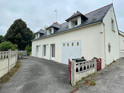 Entre Questembert et Vannes, 3 chambres, 930 m2 de terrain, garage, 2 SDE, 2WC.