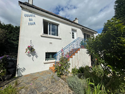 Centre bourg, 1000 m2 terrain, 3 chambres, sous sol, lumineuse. 16 km Vannes, sous sol complet.