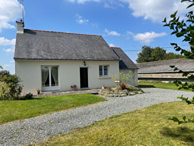 Maison plain pieds, 2 chb, + grenier au dessus, La Vraie Croix, 3000 m2 terrain, 400 m2 dependances + 2 garages