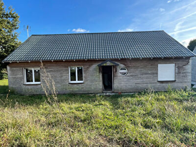 Plain pieds, centre bourg, 97 m2 , poss 3 chambres, ossature bois a finir.