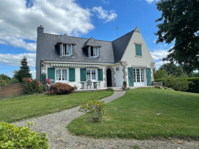 Neo Bretonne cossue et confortable, 132 m2, 1800 m2 terrain clos, sous sol, dependance, terrain constructible, bourg et commerces a pieds