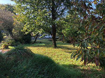 Terrain avec commerces a pieds, env 700 m2 a viabiliser