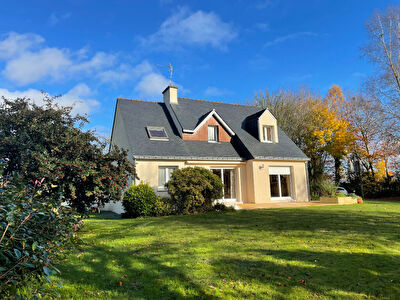 Maison artisanale offrant env 127 m2 hab, 4 chb , 1hect 6 et vaste hangar !!