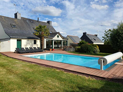 Grande maison de 160 m2 a 1 km du bourg de Peaule avec piscine