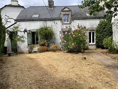 Maison hyper centre ville Questembert, jardin, potentiel env 90 m2 hab !