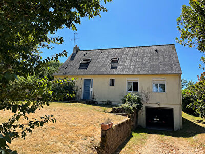 Maison Questembert 130 m2, proche centre, sous sol complet, 800 m2 terrain, 5 chambres, grenier en plus .