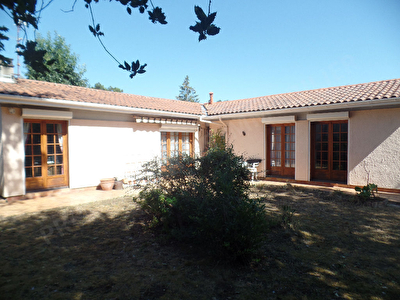 PESSAC CAP DE BOS A LOUER MAISON MEUBLEE DE PLAIN PIED GRAND SEJOUR 2 CHAMBRES GARAGE JARDIN AU CALME