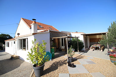 Maison renovee avec 4 chambres et beau terrain arbore.