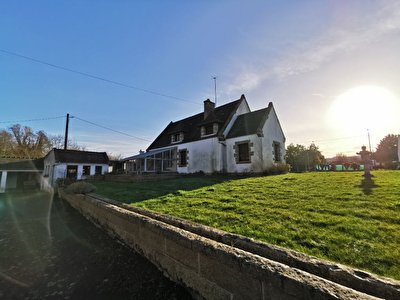 Grande propriete dans le bourg d'Yffiniac sur terrain constructible !