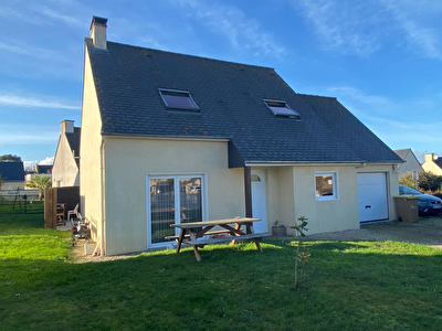Contemporaine bourg de QUESSOY avec locataires en place.