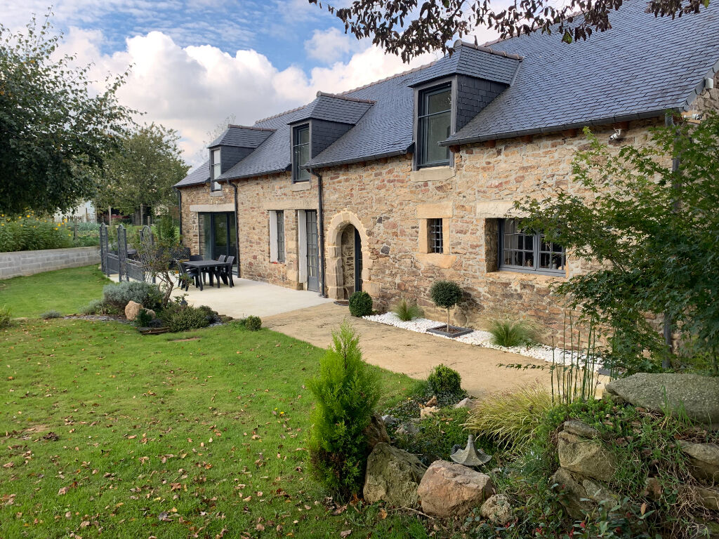 photos n°1 Maison en pierres en campagne de PLEDELIAC avec piscine couverte