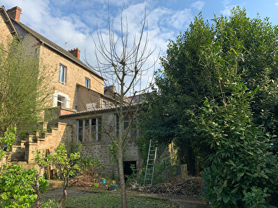 Maison de bourg avec terrain et dependances