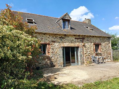 Longere en pierres en campagne de Langourla