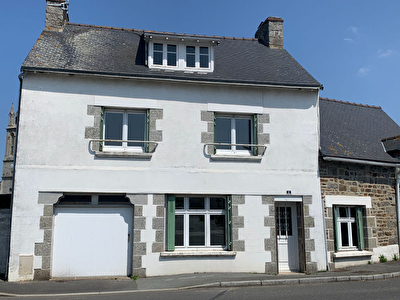 Maison en pierre non mitoyenne dans le bourg d'Yffiniac