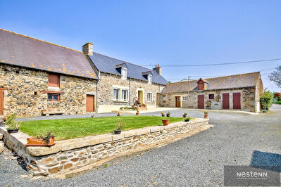 HILLION / SAINT-RENE : corps de ferme avec dependances