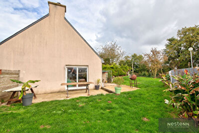 Maison Hillion entre plage et bourg, avec quatre chambres et vivable de plain pied.