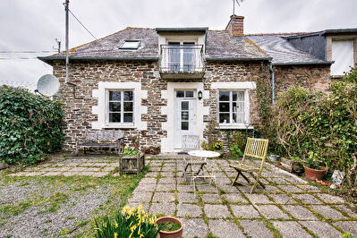Maison en pierres a proximites de la quatre voies.