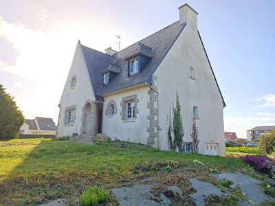Grande Maison familiale, 4 chambres, grenier amenageable pour 5e et 6e chambres, sous-sol, centre de Langueux.