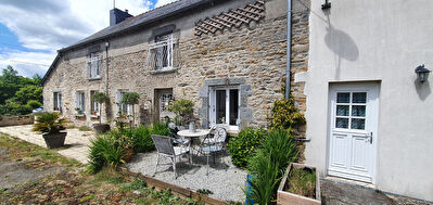 Grande longere renovee SAINT JACUT DU MENE