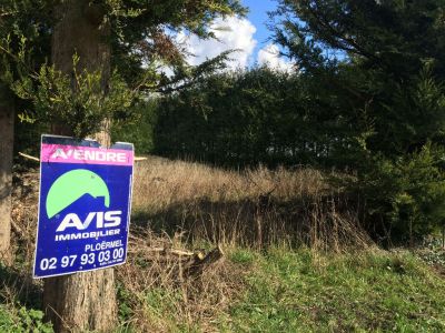 Beau terrain de 1060 m2 constructible - VILLAGE CALME