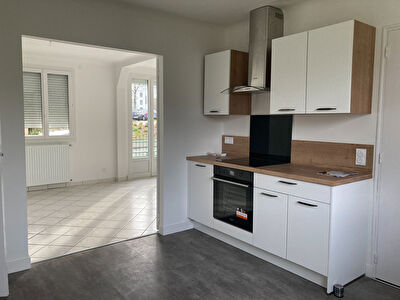 Plain-pied situe dans le bourg de Carquefou, 3 chambres + jardin