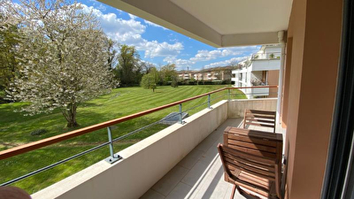 Appartement meuble 3 chambres a Carquefou quartier La Fleuriaye avec terrasse et places de stationnement