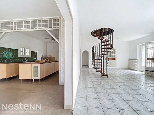 Nantes Beaujoire, maison de 160 m2 habitable + annexes et garages a proximite du tram