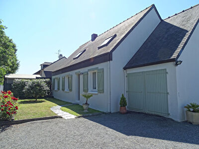 Maison situee dans le centre de Carquefou, 4 chambres + bureau, garage et terrain de 620 m2