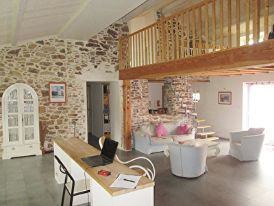 Saint-Etienne-De-Montluc - Beaux volumes pour cette longere sur grande parcelle
