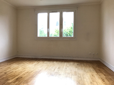 Saint Paul : A deux pas du tram, un appartement T3 avec une cave