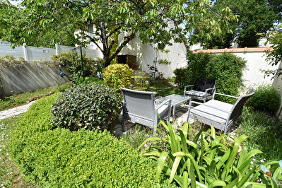 Maison avec joli jardin situee quartier PREUX a Saint HERBLAIN avec 3 chambres, veranda et garage
