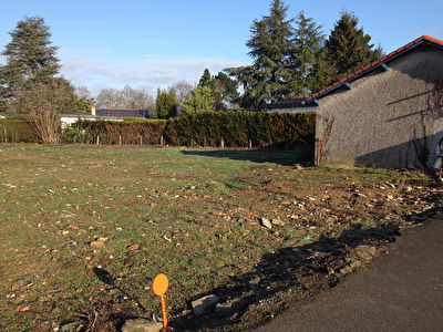 ORVAULT Praudiere/Berthelotiere : Terrain plat de 368 m2 libre de constructeur et en premier rideau.