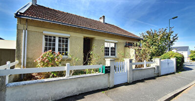 Orvault Praudiere/Mulonniere : Exclusivite ! Maison 2 chambres, garage, proche petits commerces et chronobus C2.