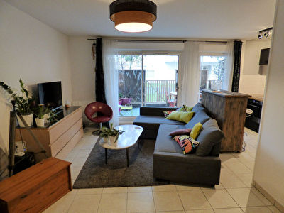 Orvault Haute Vallee : Dans residence de 2005 proche toutes commodites, appartement T2 de 50 m2 avec terrasse privative au calme, garage Ferme.