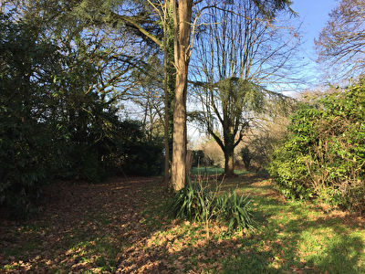 Orvault : Grange sur parcelle de 2705 m2 dont 405 m2 constructibles ! Proche du Bourg.