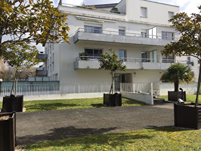 Orvault Haute Vallee : En rez de jardin, appartement T2 libre de toute occupation, garage, dans residence au calme et securisee. Proche toutes commodites.