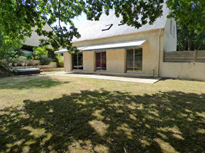 Orvault Choliere : Belle maison aux beaux volumes, 3 chambres, une suite parentale, un superbe jardin arobre. Proche tramway et commerces.