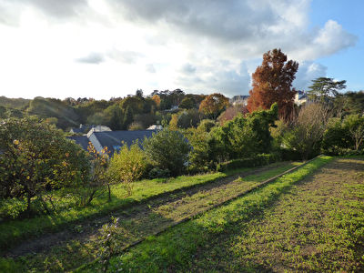 Orvault Bourg : Terrain de 500 m2 environ libre de constructeur, non viabilise. Typologie particuliere.