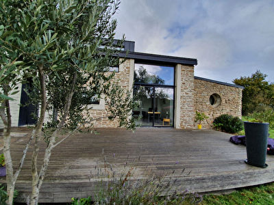 Proche Orvault Bourg : Longere entierement renovee 3 chambres, salon baigne de lumiere, cuisine A/E, hangar 100 m2, au coeur de la nature !