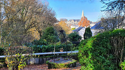 Orvault Bourg : Exclusivite ! Maison 4 chambres + bureau, en impasse au calme, sur 797 m2 de terrain arbore.