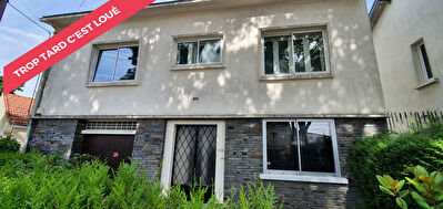 Nantes Bout des Paves : Maison a louer, 4 chambres, 2 bureaux et mezzanine. Salon-sejour traversant avec cheminee, garage, jardin. Proche commodites.