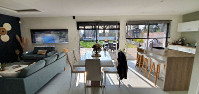Orvault Bourg : Coup de coeur pour cette maison de 4 chambres, cuisine ouverte exposee Sud Ouest, garage, proche transports.