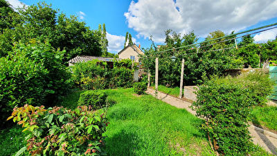 SOUS COMPROMIS Saint Etienne De Montluc : Exclusivite ! Maison 2 chambres, renovee avec gout, possibilite d'evolution, jardin clos.