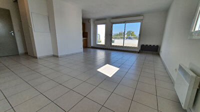 Orvault Haute Vallee : Exclusivite ! Beaux volumes pour ce bel appartement 4 chambres, piece de vie lumineuse, une terrasse epoustouflante, garage, parking exterieur ! Proche toutes commodites.