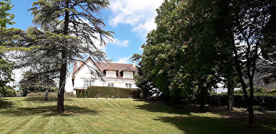 Orvault Bourg : Exlcusivite ! Maison de prestige a decouvrir, 250 m2 habitables dans cadre verdoyant de plus de 3700 m2...