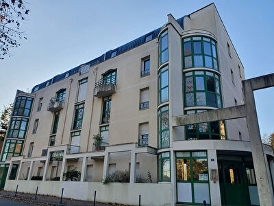 Nantes quai de la Joneliere : Exclusivite ! Studio loue en meuble proche facultes et transports, acces immediat a l'Erdre ! Ideal investisseurs.