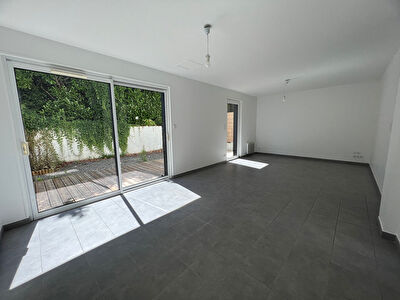 Nantes Joneliere : Maison recente de 2014 lumineuse avec exterieur terrasse, 3 chambres, a proximite des quais de la joneliere et du bord de l'erdre.