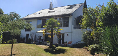 Nantes Hippodrome : Belle maison familiale, atypique, 4 chambres, au calme en impasse. Parcelle arboree de 700 m2.