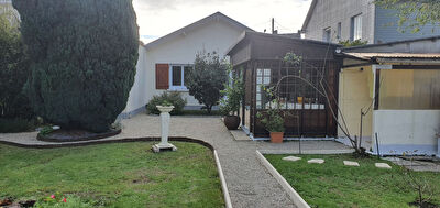 Nantes Bout des Paves : Maison d'environ 100m2 composee de 2 chambres et un bureau en annexe. Superbe jardin !